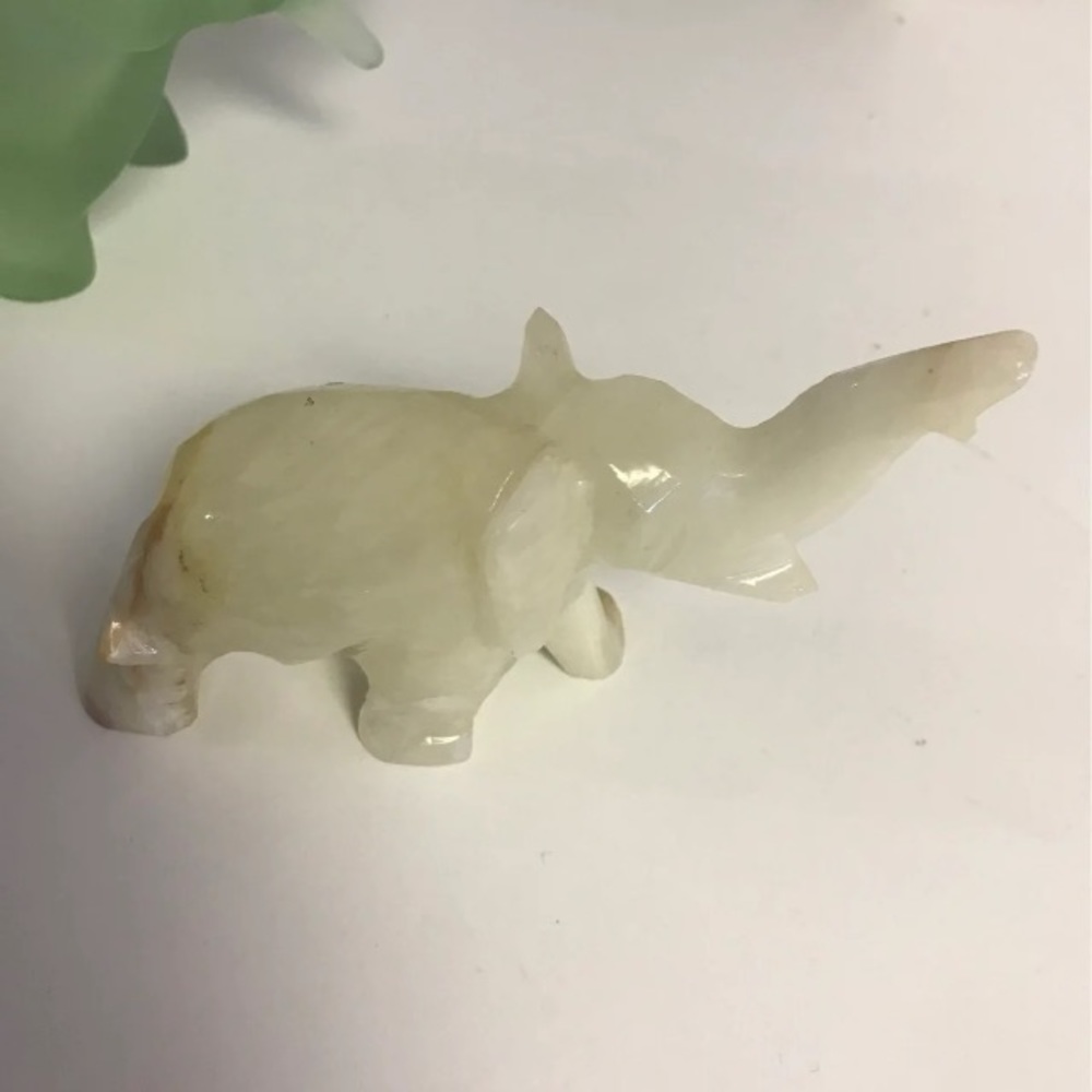 Vintage quartz elephant white in great condition